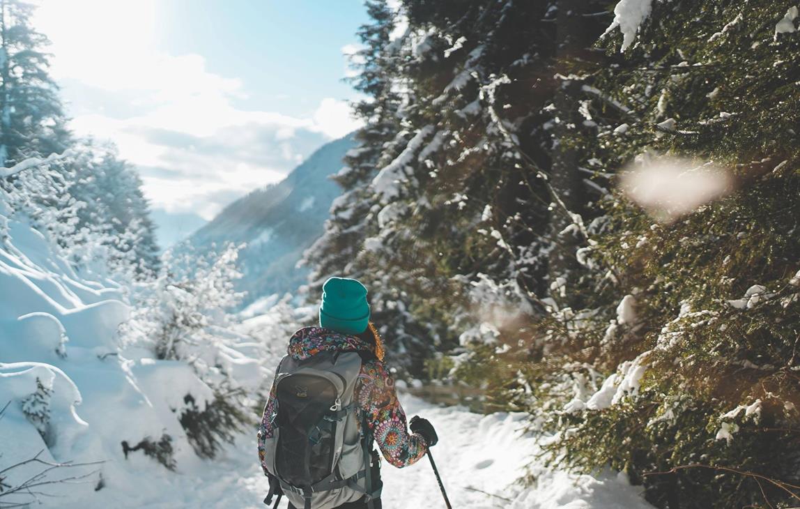 Frau beim Winterwandern
