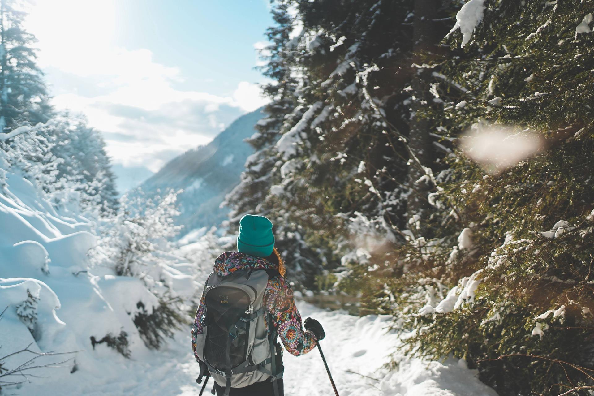 Donna durante un'escursione invernale