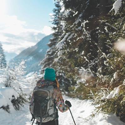 Donna durante un'escursione invernale