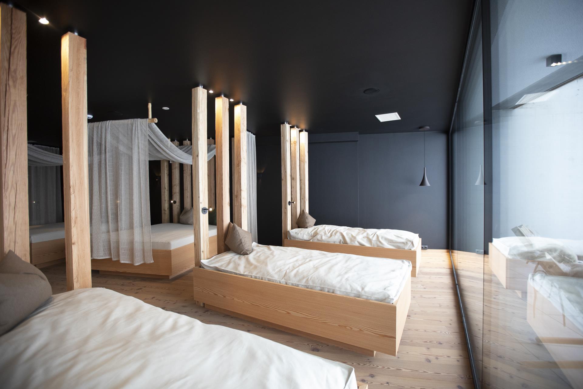 Sala relax con letti di fieno