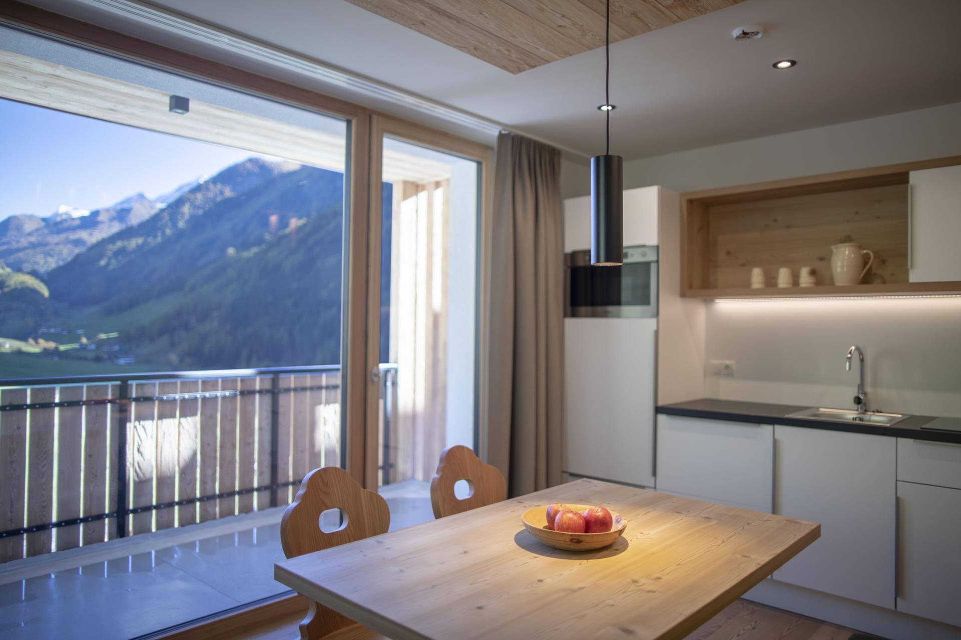 Zona giorno con cucina e balcone