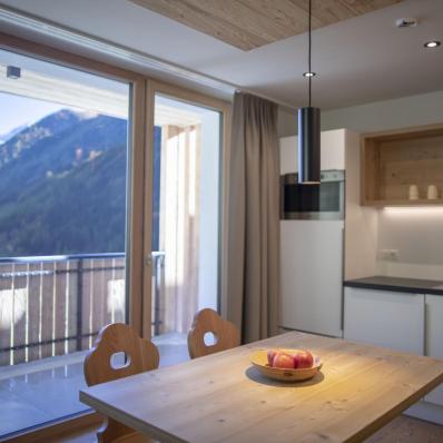 Wohnbereich mit Küchenzeile und Balkon