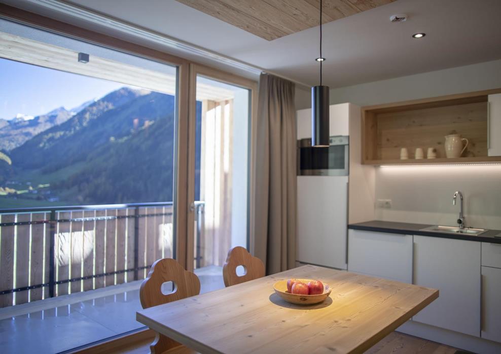 Wohnbereich mit Küchenzeile und Balkon