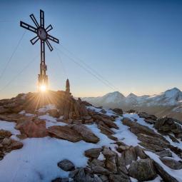 Alba in cima alla montagna