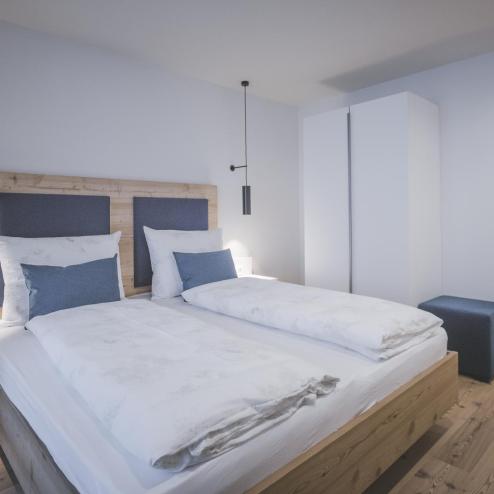 Schlafzimmer mit Doppelbett