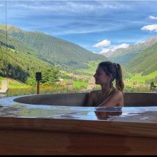 Frau im Hot Pot im Sommer