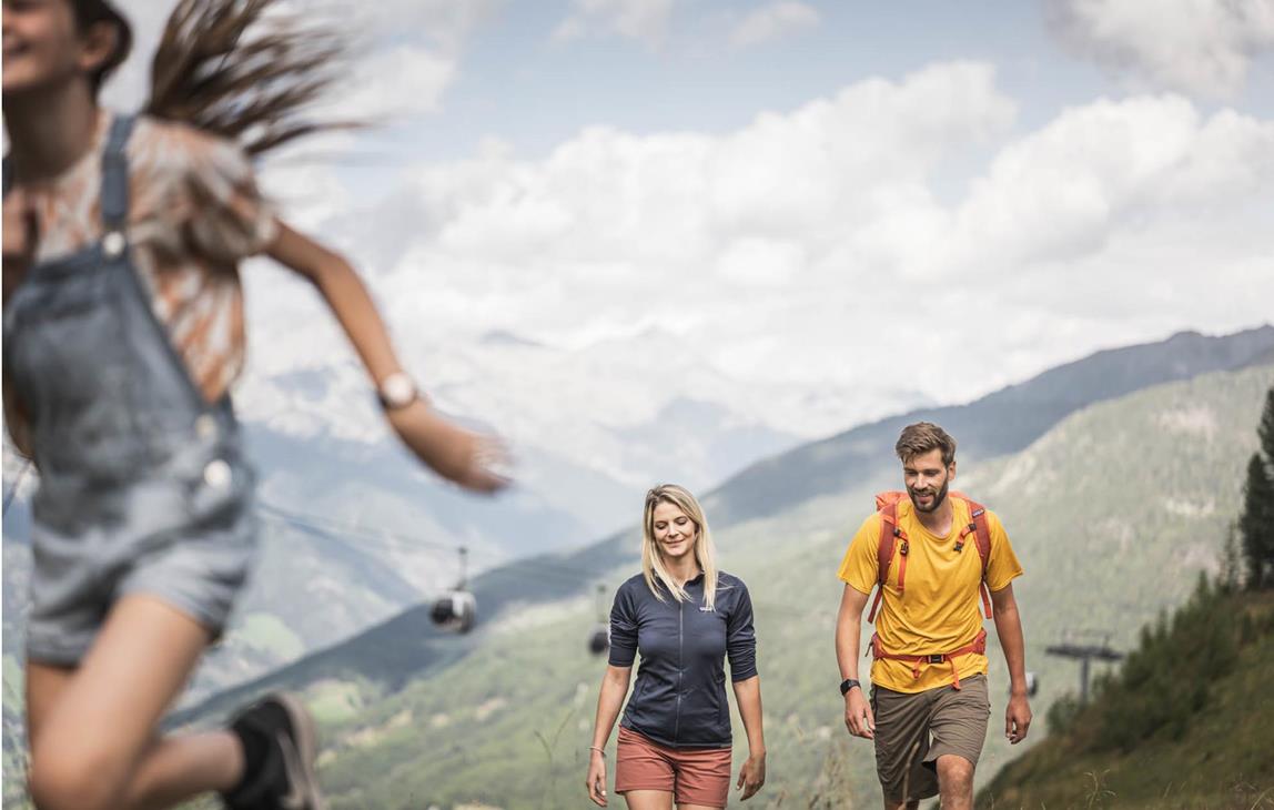 Familie beim Wandern