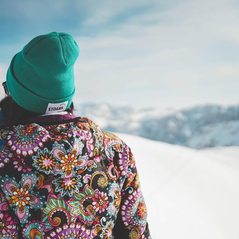 Donna che indossa una cappellino Stoana